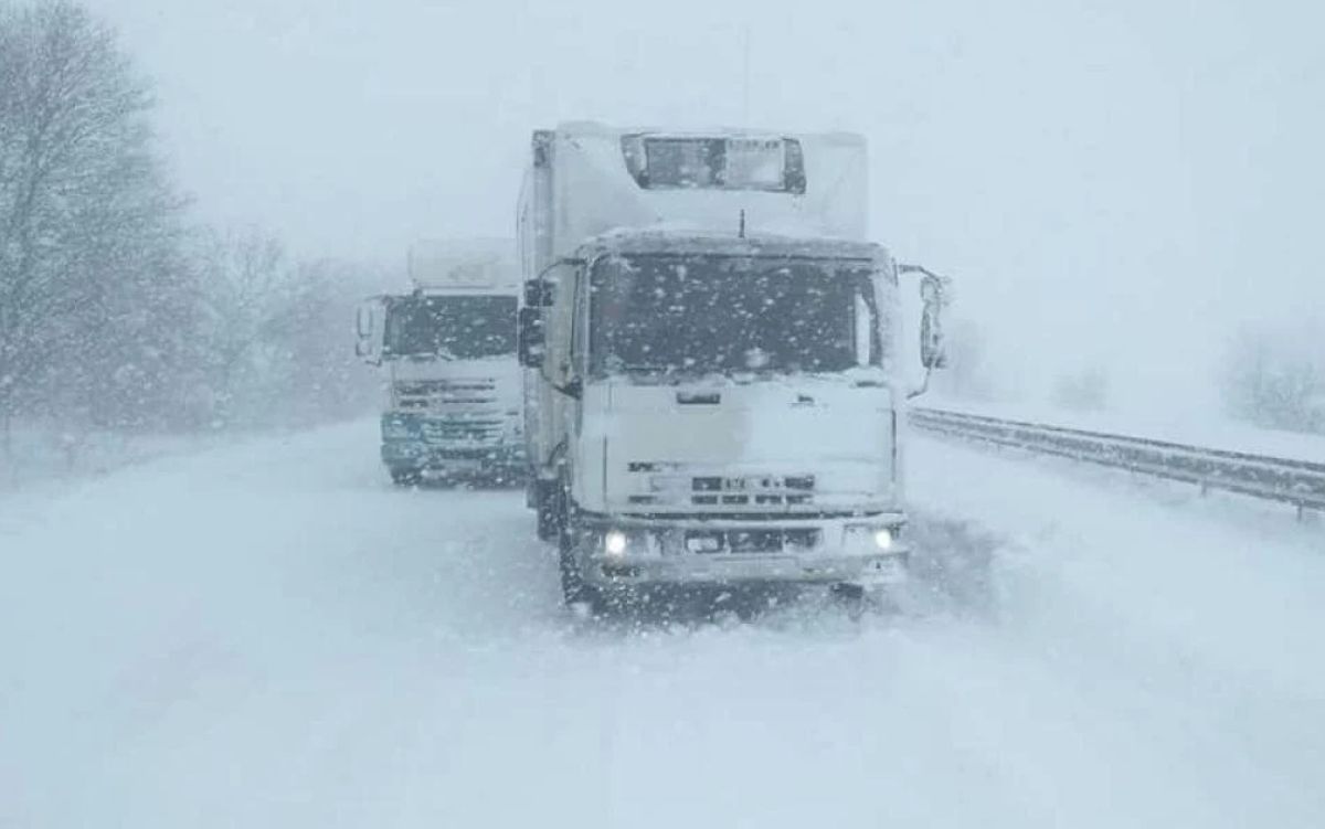 Погодні примхи: через сніг на Одещині перекрито рух на двох трасах