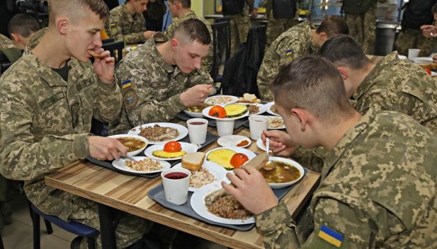 Багатомільйонні оборудки: на Київщині продукти для військових продавали у магазинах та ресторанах