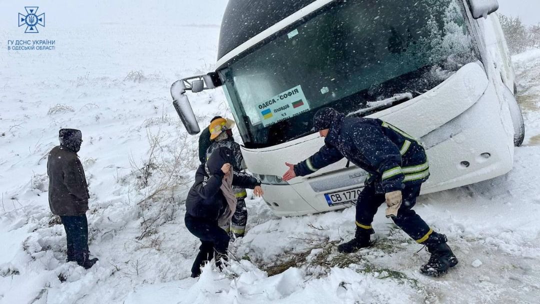 Пришестя зими: хурделиця знеструмила сотні населених пунктів і паралізувала 14 трас