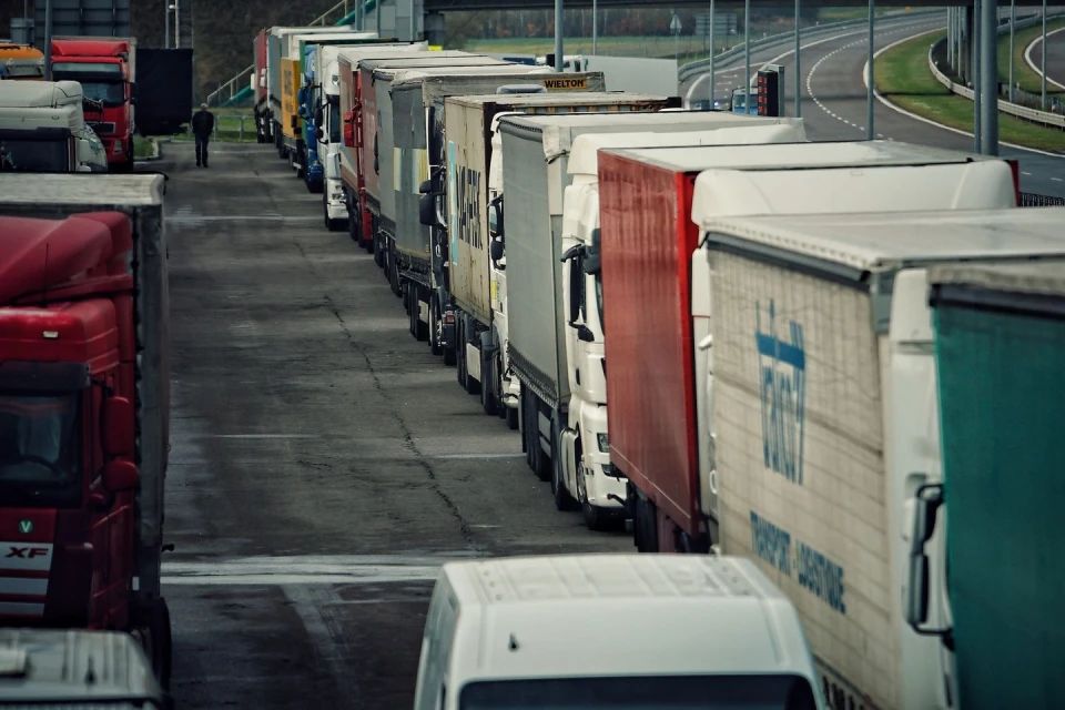 Колапс на кордоні: понад 2,5 тисячі вантажівок чекають черги в бік України