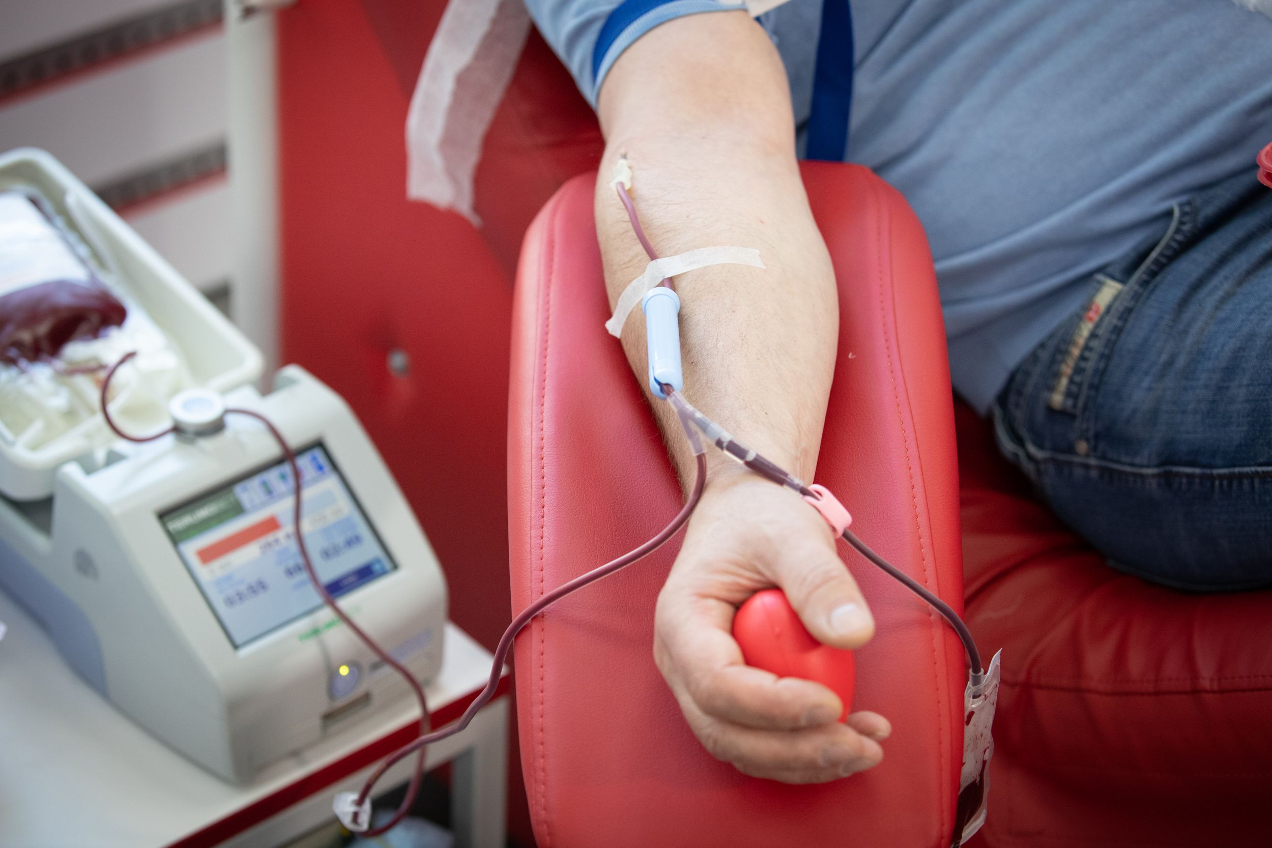 Кров для загарбників: на ТОТ бюджетників примушують до донорства