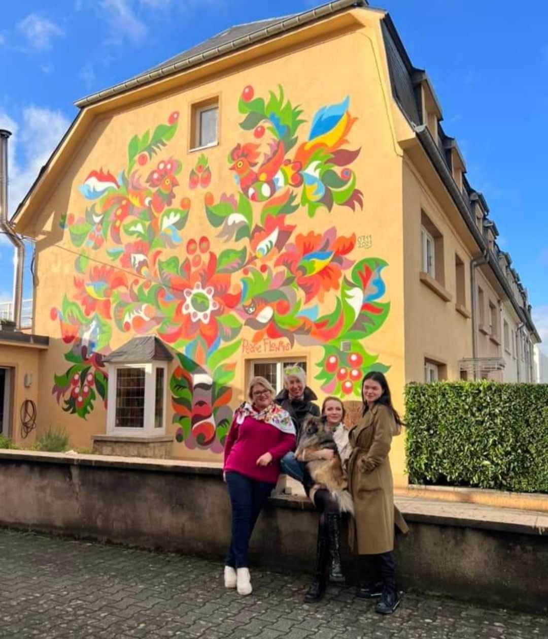 Майстриня з України прикрасила будинок у Люксембурзі муралом із самчиківським розписом