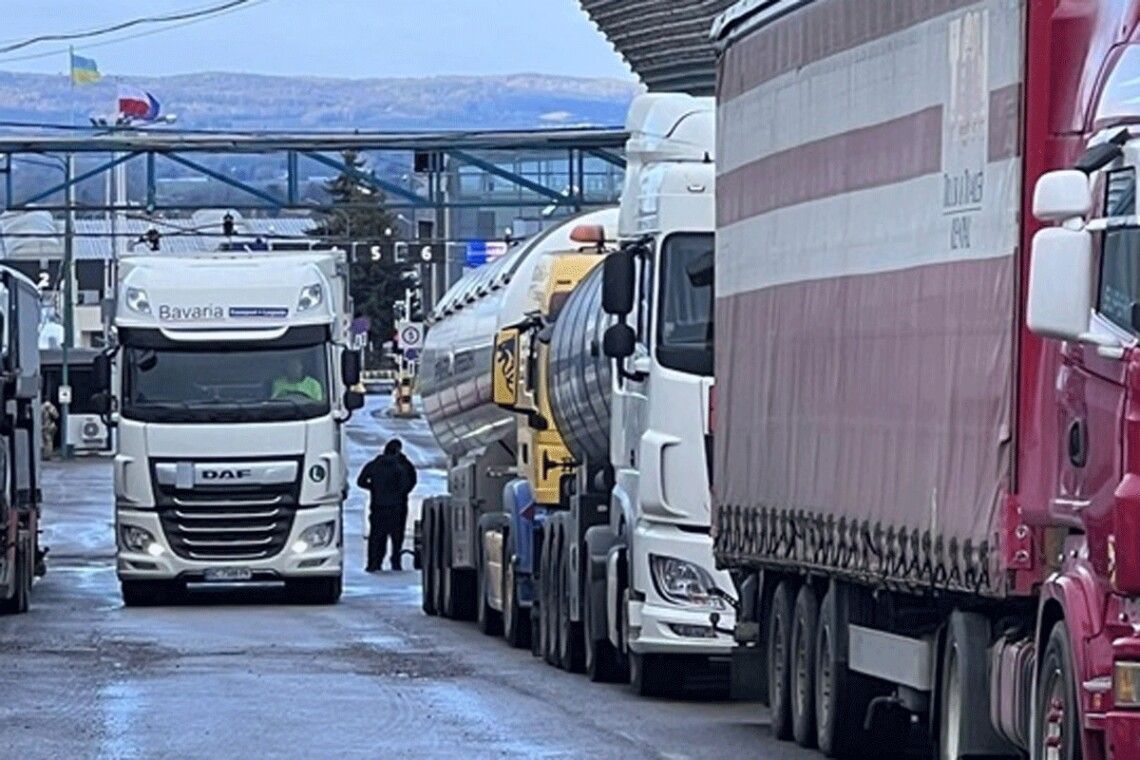 Заблокований кордон: понад 5 тис. вантажівок стоять у чергах на в’їзд в Україну