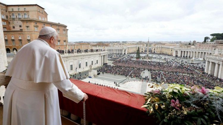 Папа римський Франциск на лоджії базиліки Святого Петра під час Різдвяного звернення до Риму та світу.