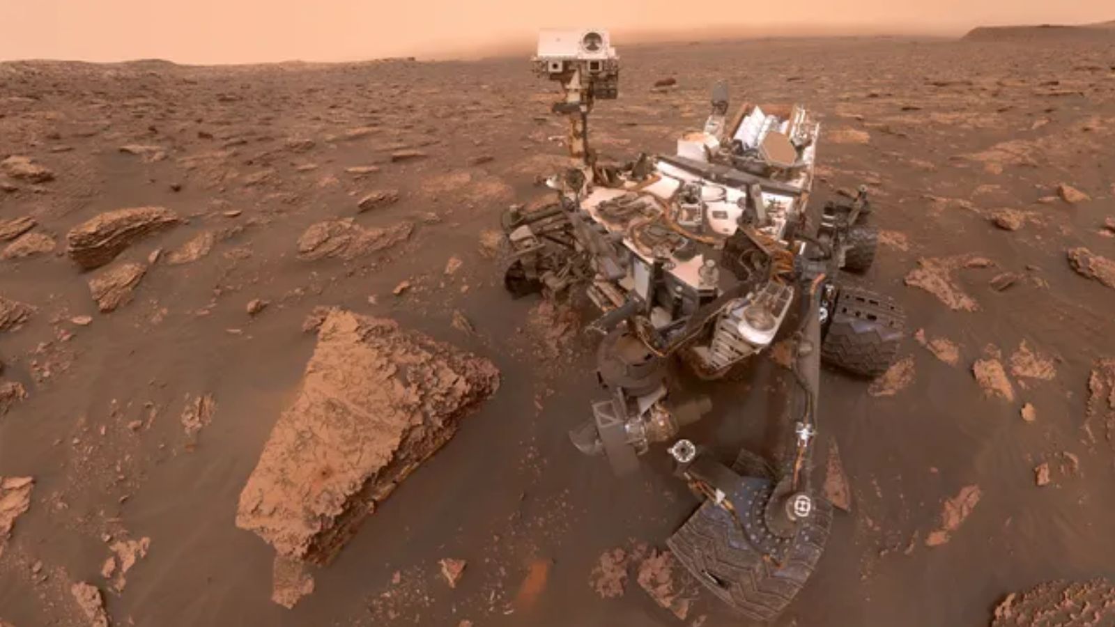 Марсохід Curiosity показав 12 годин «життя» на Червоній планеті.