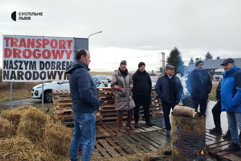 «Непохитні» поляки: фермери відновили блокаду пункту пропуску «Медика — Шегині»