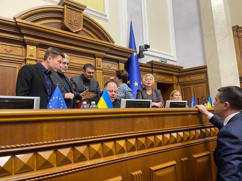 Стефанчук не дав проголосувати за звільнення Безуглої і закрив засідання Ради