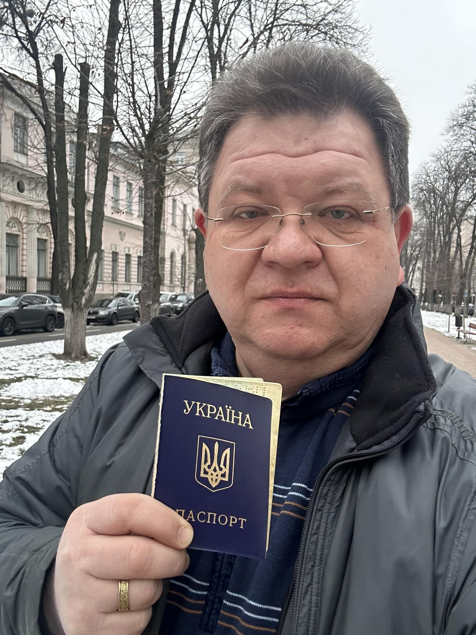 Бодан Львов зробив селфі з паспортом громадянина України навпроти суду.