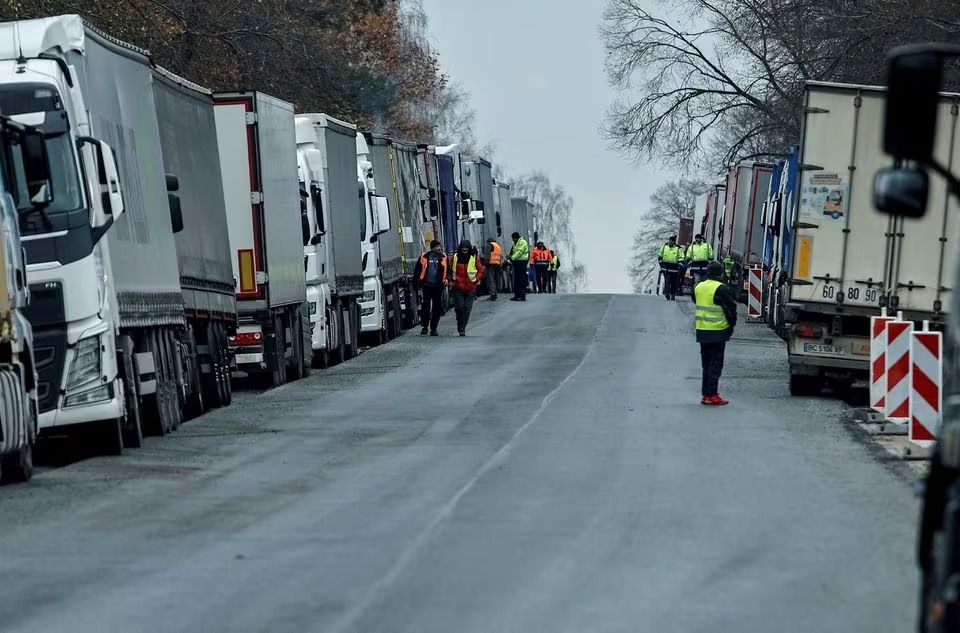 На кордоні з Україною виник «корок» з трьох тисяч вантажівок