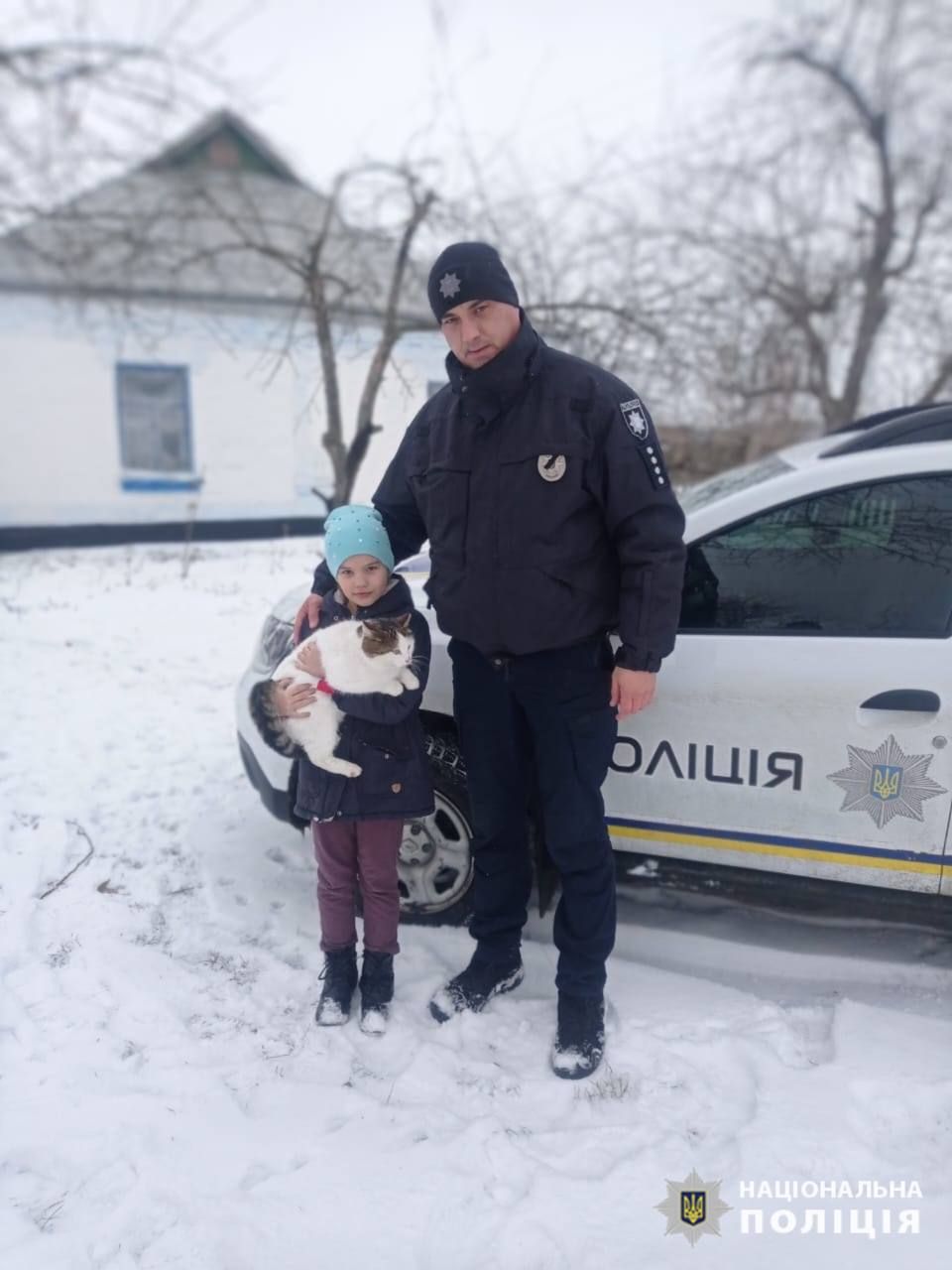 На Черкащині поліцейський допоміг дитині врятувати кота
