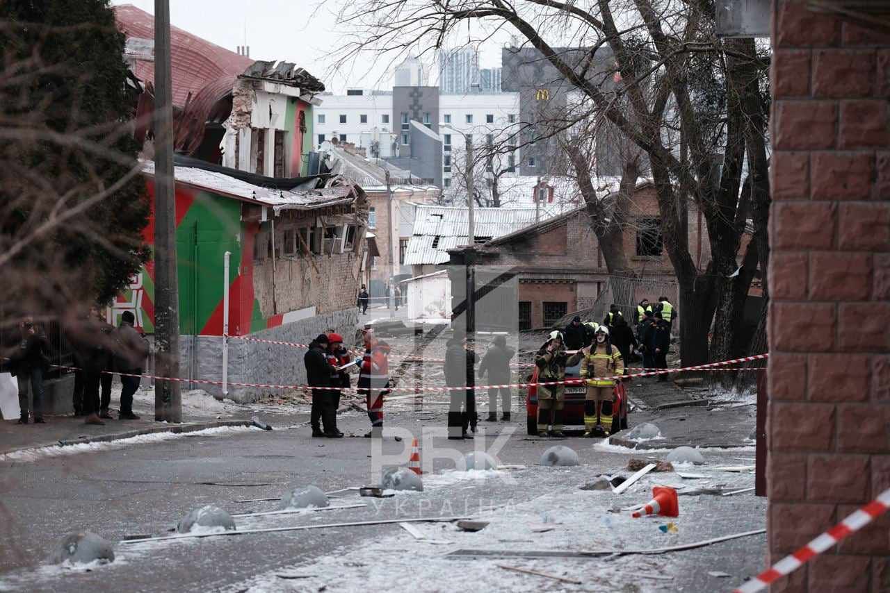 У Києві через ракетний удар постраждали 18 людей, є руйнування й пожежі, фото