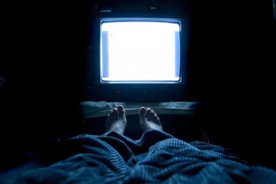 Сон при увімкненому телевізорі призводить до важких захворювань – дослідження
