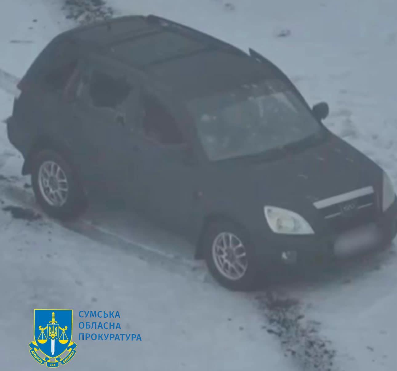 Розстріляне росіянами авто на дорозі між двома селами Хотінської громади Сумського району.