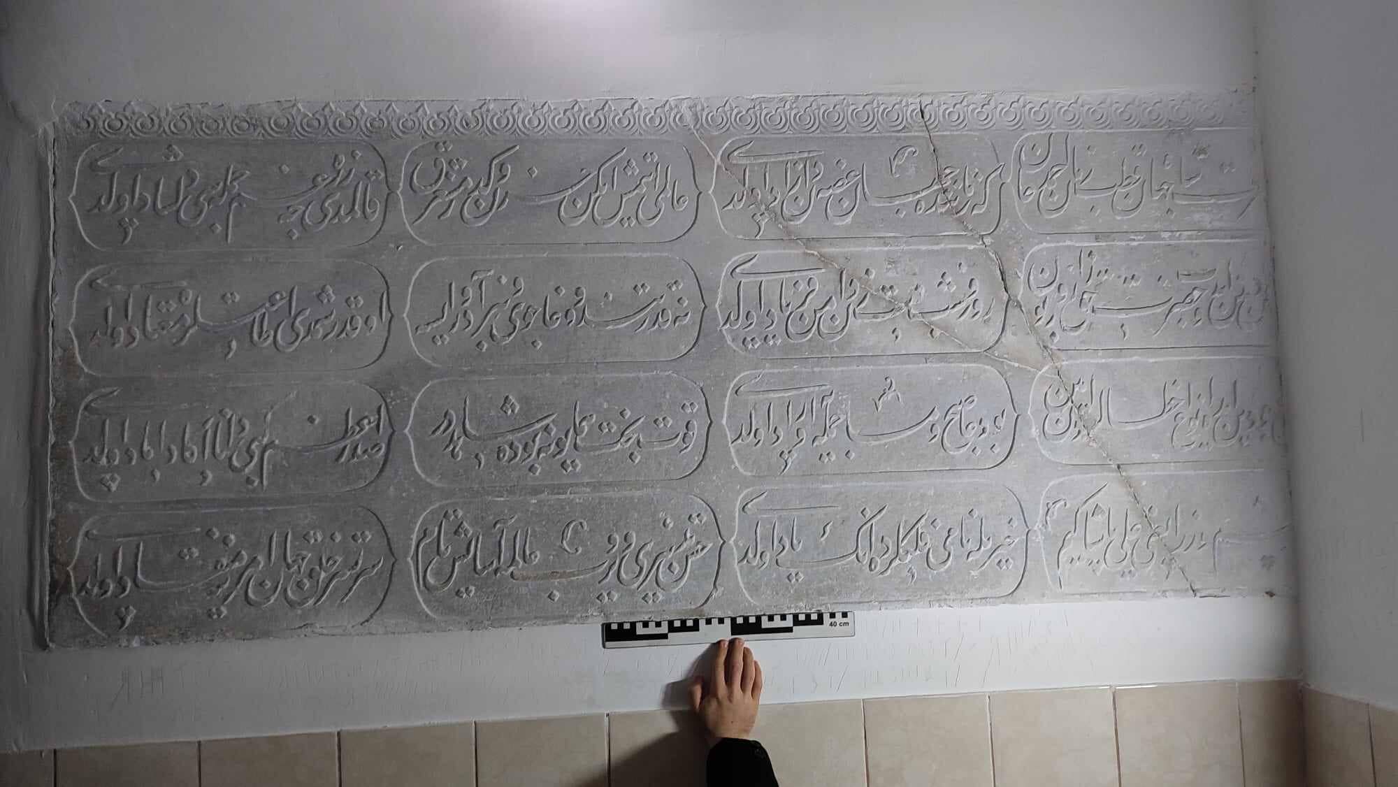У палаці Крупенських на Поділлі під штукатуркою виявили арабський напис, фото
