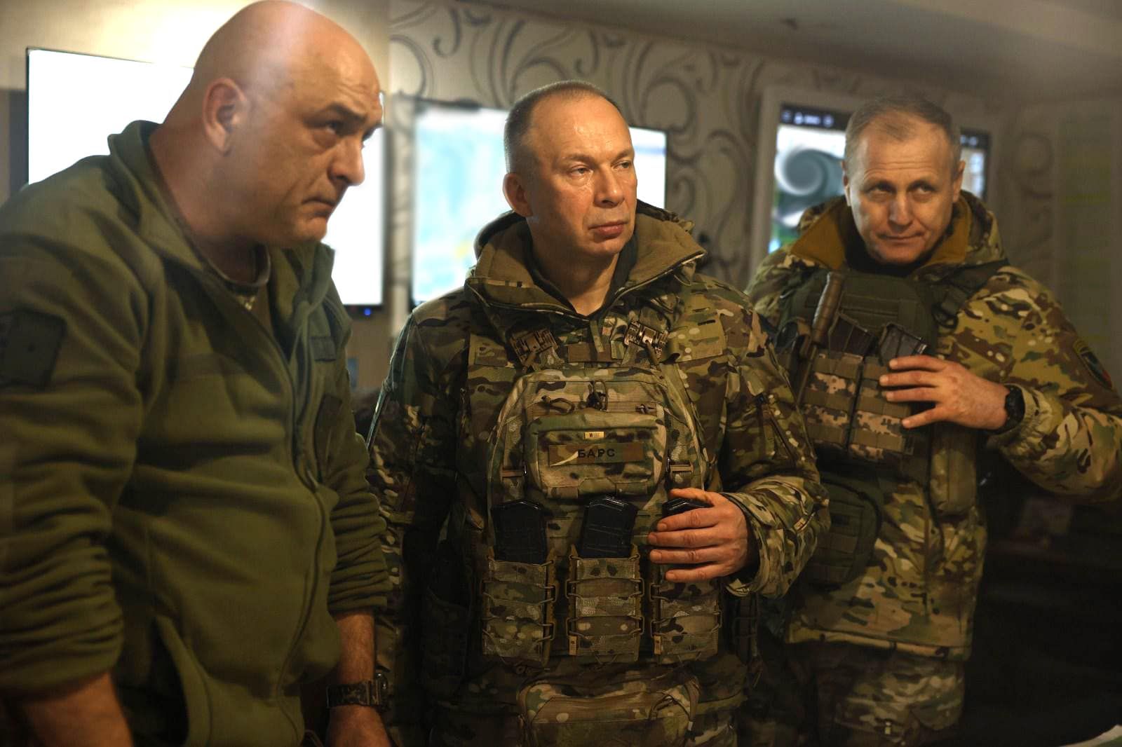 Сирський заслухав доповіді командирів безпосередньо на пунктах управління та провів оперативні наради.