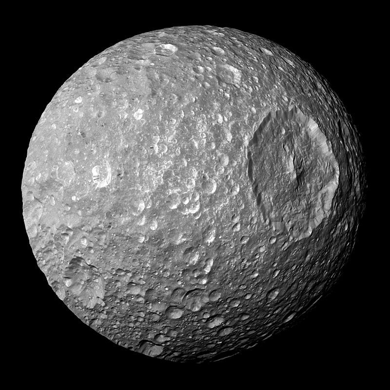 Супутник Сатурна Мімас (учені знайшли на ньому прихований під кригою океан).