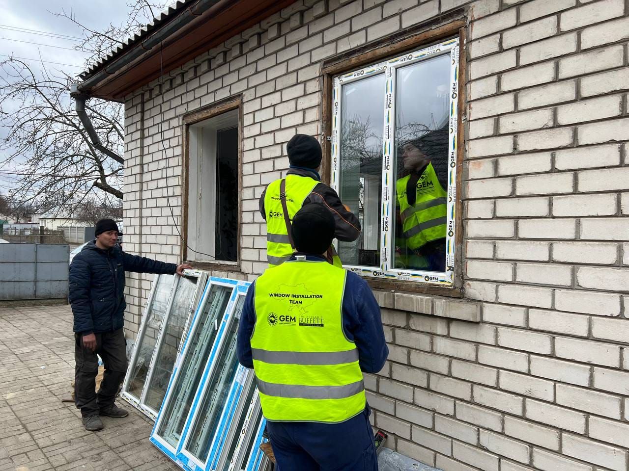 У пошкоджених будинках мікрорайону Гречківка вставляють вікна.