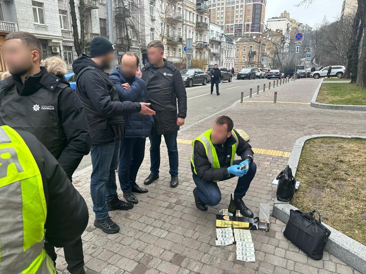 Чиновник Мінкульт під час затримання на хабарі в Києві.