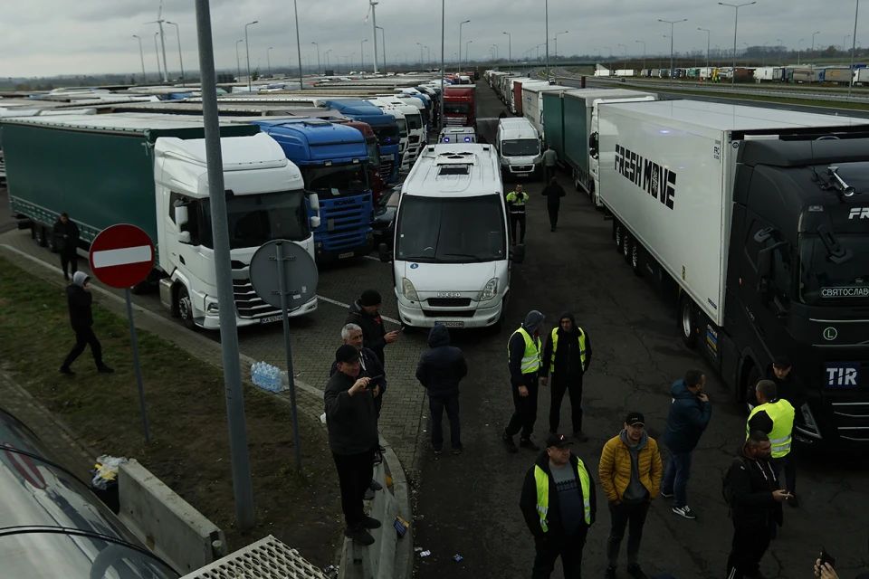 Польські фермери блокують п’ять пунктів пропуску на кордоні з Україною.