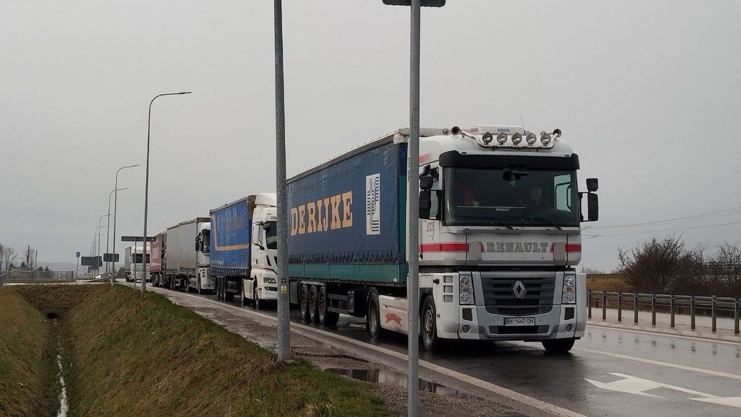 В пункті пропуску «Краківець» ускладнено рух вантажного транспорту через блокування на території Польщі.