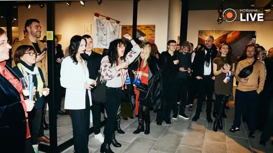 Головна кураторка виставки Марія Мануйленко поділилася, що її команда — це жінки, які працюють зі всіх континентів та різних країн.