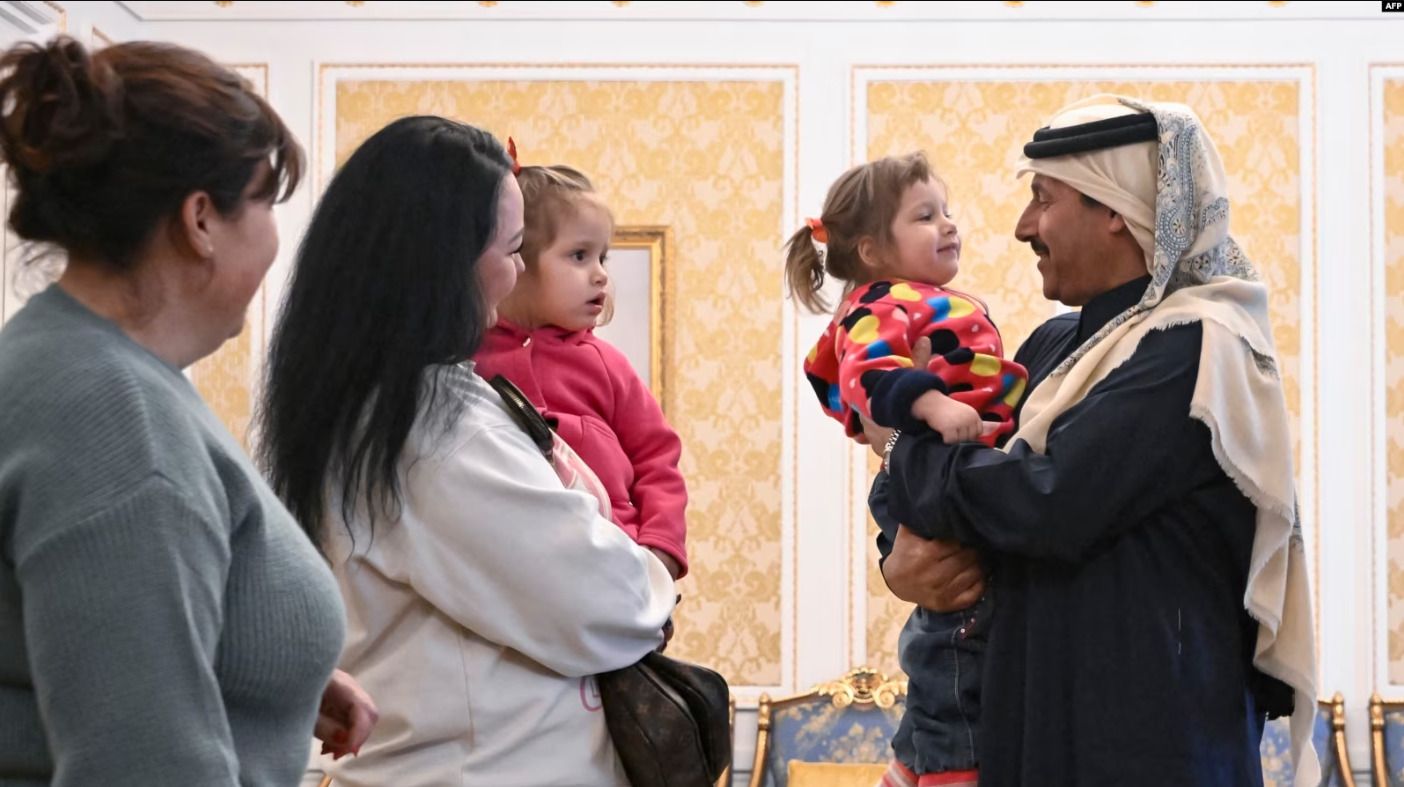 Посол Катару в Росії шейх Ахмед бін Насер Аль Тані спілкується з українськими дітьми перед їх від’їздом в Україну в приміщенні посольства у Москві 19 лютого 2024.