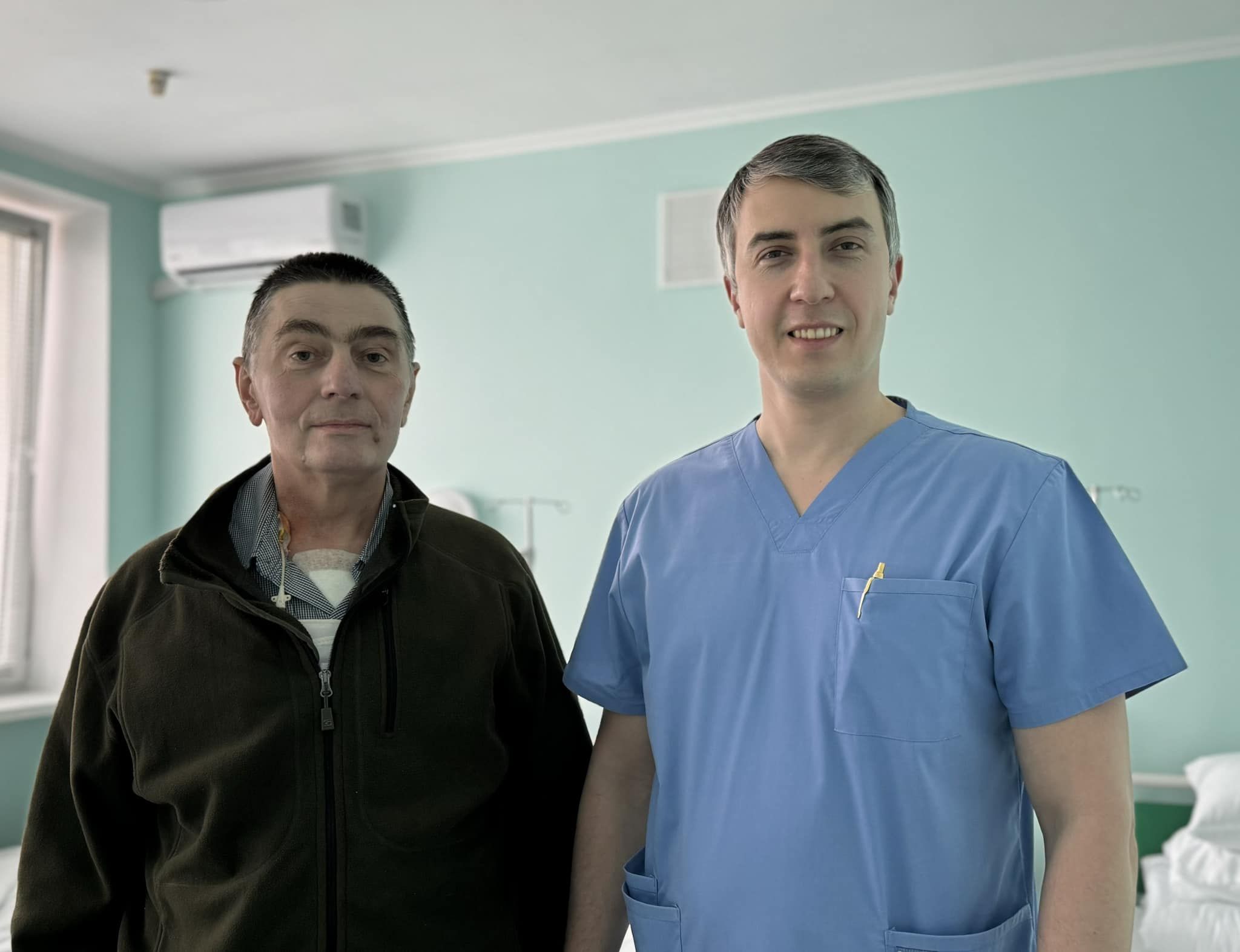 58-річний житель Сміли Олександр Прилуцький із завідувачем  відділення серцево-судинної хірургії Черкаського кардіоцентру  Олегом Журбою.