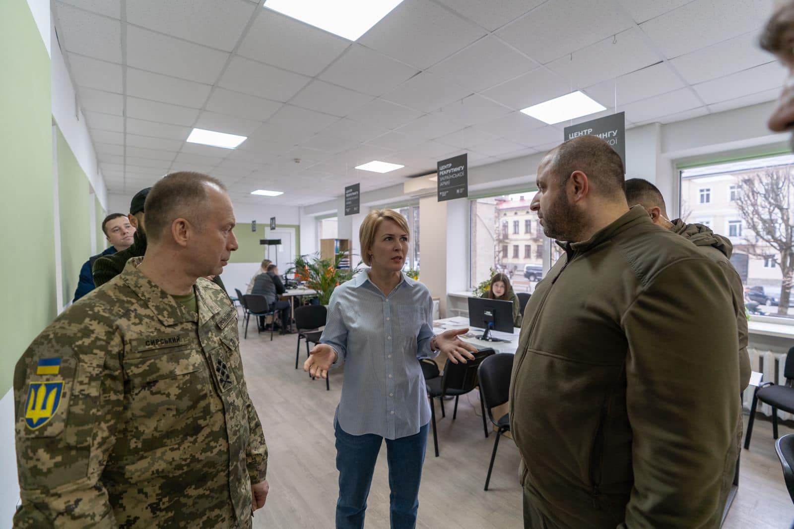Умєров та Сирський відвідали центр рекрутингу української армії у Львові, фото