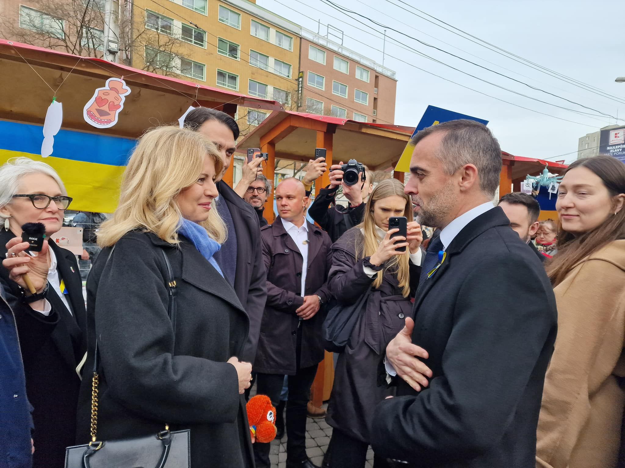 Зузана Чапутова поспілкувалася з українцями на площі Ніжної Революції у Братиславі.