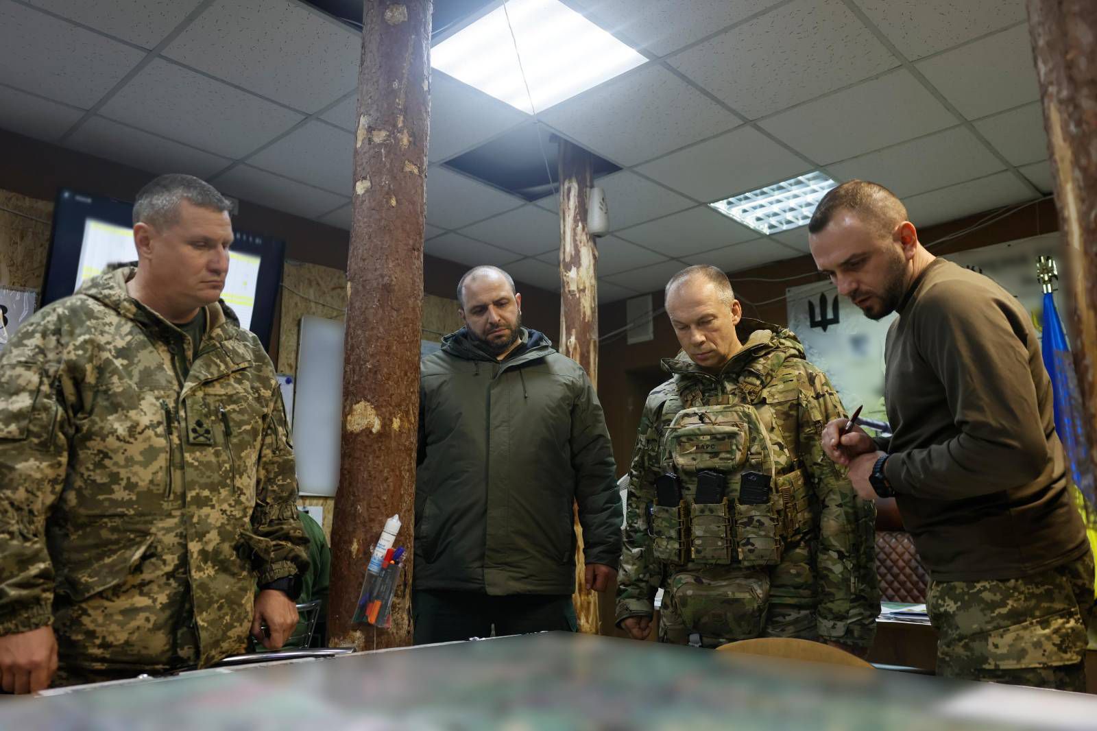 Сирський разом із Міністром оборони України Рустемом Умєровим відвідали передові командні пункти військових частин і підрозділів у районі ведення бойових дій.