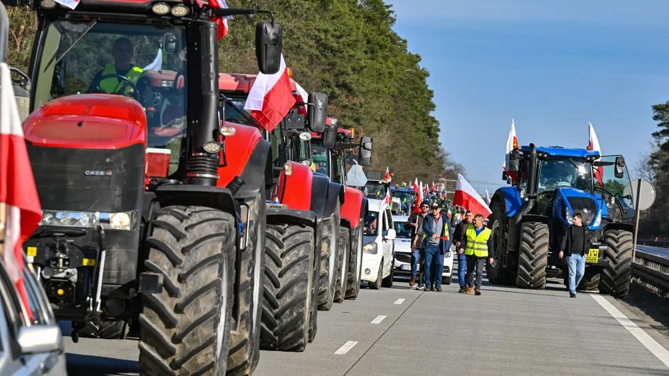 Фермери з Польщі на автостраді у напрямку Франкфурта-на-Одері (у неділю): протестують проти аграрної політики.