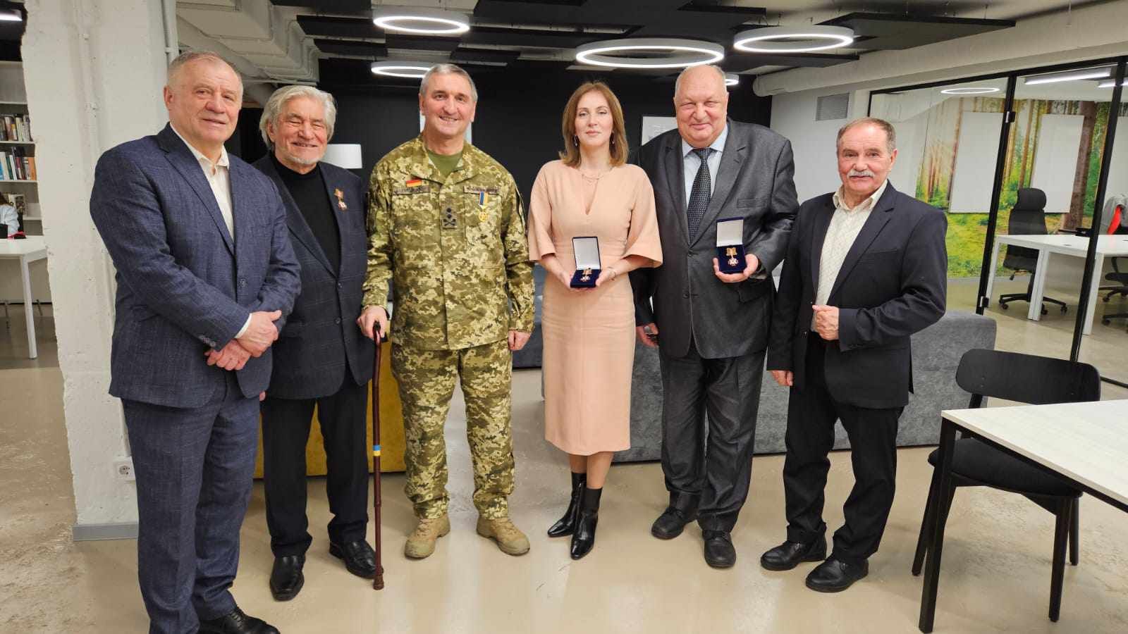 Герой України Ігор Гордійчук (третій ліворуч), вручив нагороди науковцям та громадським діячам.
