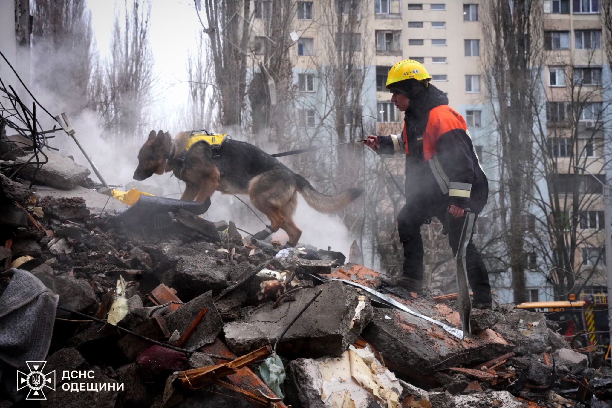 Рятувальники шукають людей під завалами в Одесі.