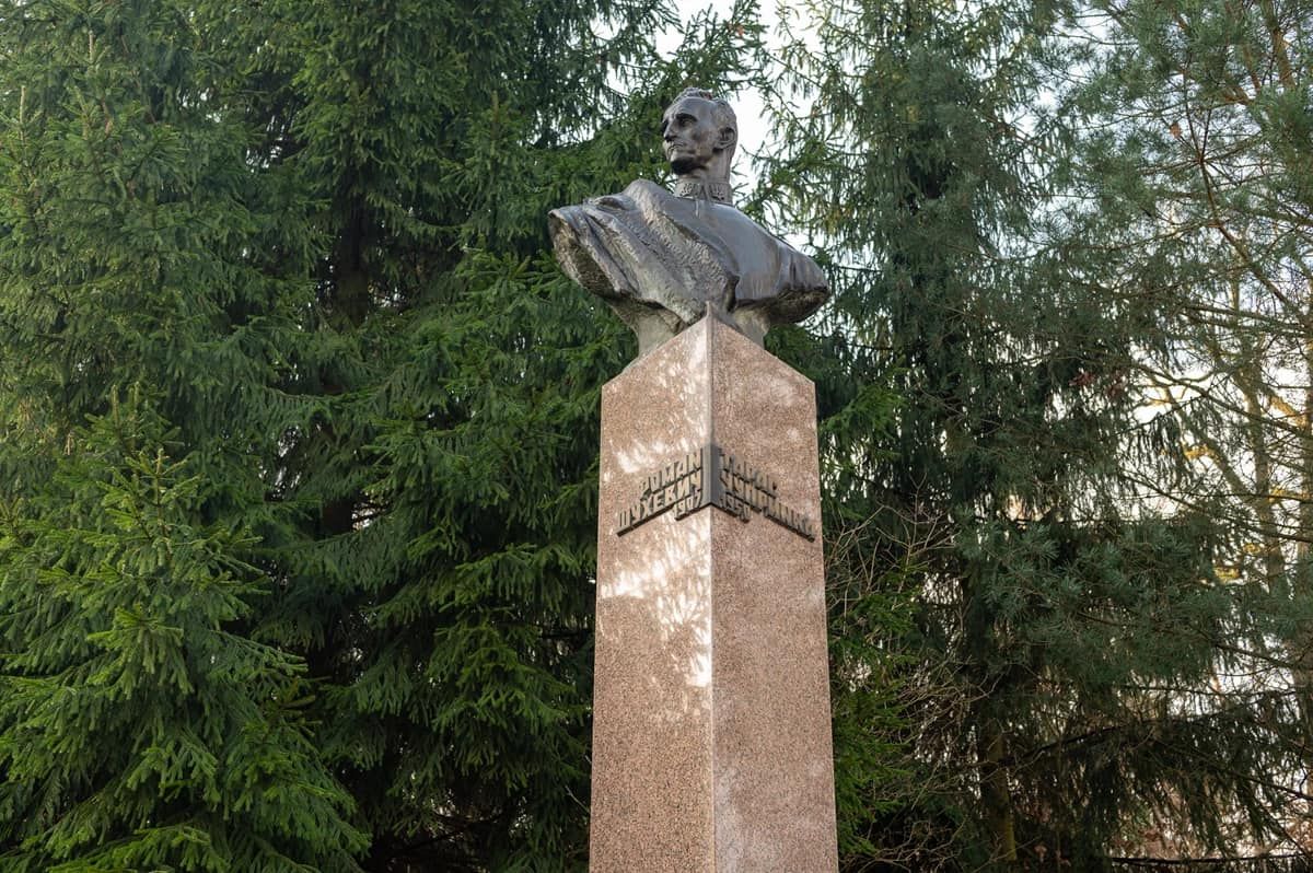 Монумент Шухевича розташований напроти Музею генерал-хорунжого у Білогорщі.