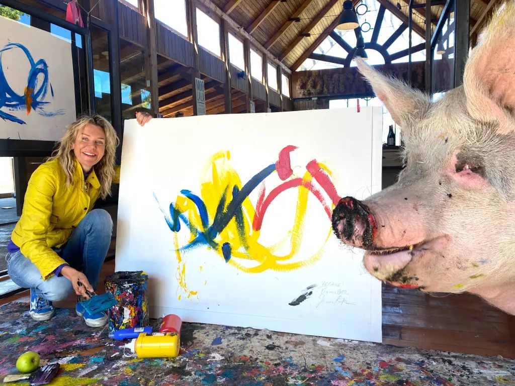 Померла Пігкассо: свинка-художниця за життя заробила більше мільйона доларів, фото