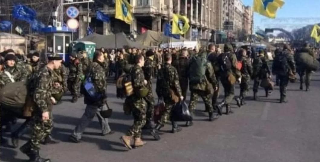З Майдану, вчорашні протестувальники вирушили на Схід , аби захистити Україну від російської агресії.