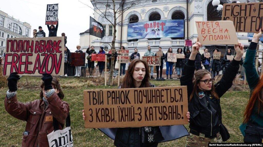 Підтримка полонених Маріупольського гарнізону: в Києві пройшла щотижнева акція