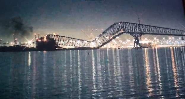Міст Френсіса Скотта Кі завдовжки 2,5 кілометра після "зустрічі" з контейровозом.