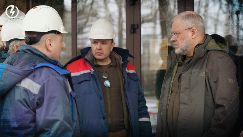 Міністр енергетики Герман Галущенко (праворуч) на Зміївській ТЕС після обстрілів.