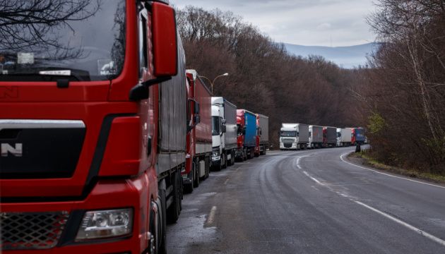 Невгамовні фермери: у Польщі на трьох  пункти пропуску «заблоковано» 1400 вантажівок