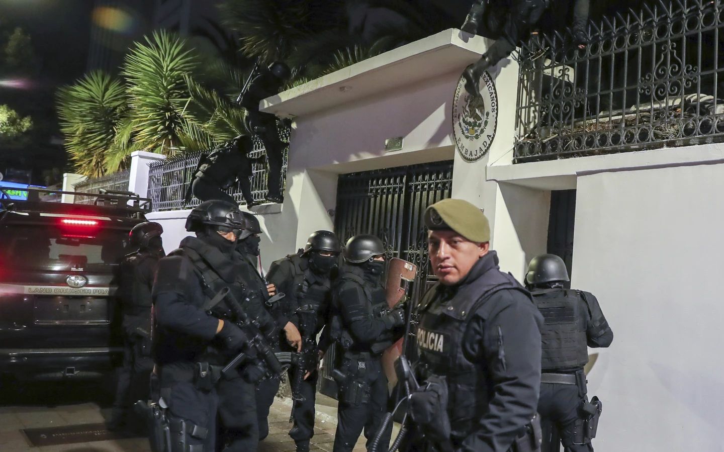 Поліція зламала зовнішні двері мексиканської дипломатичної штаб-квартири в столиці Еквадору.