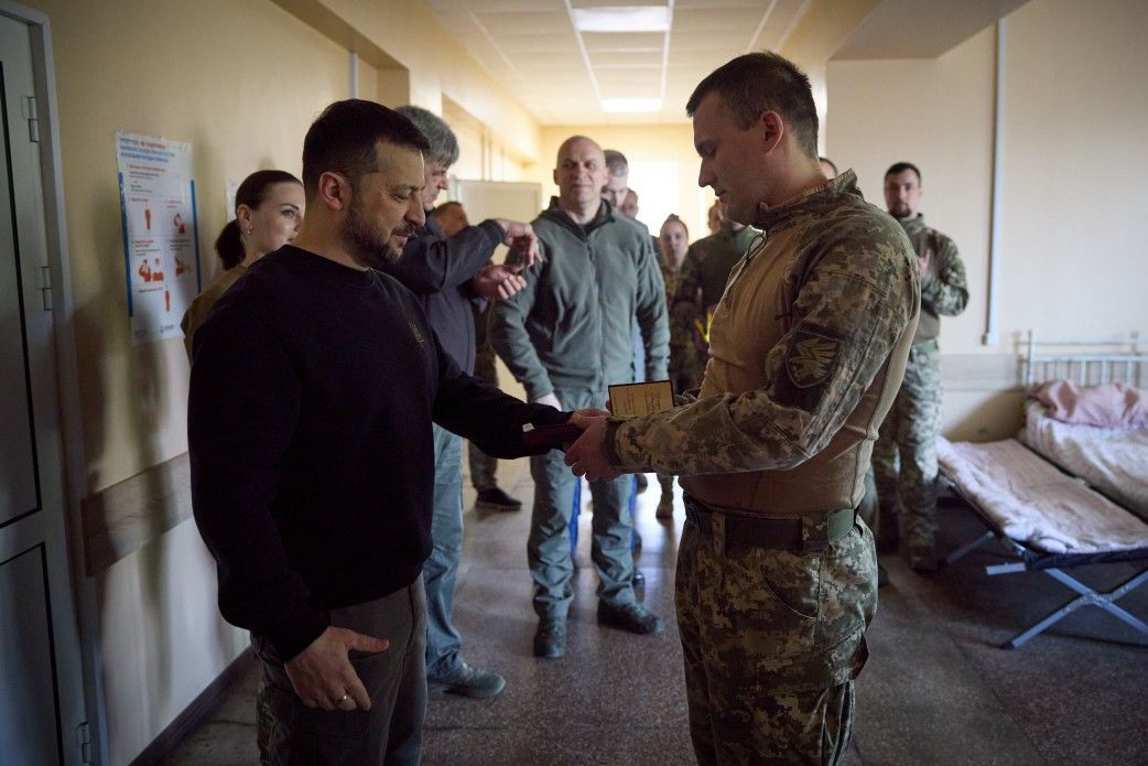 На Донеччині Президент відвідав медичну роту 95-ї ОДШБр та подякував воїнам і бойовим медикам