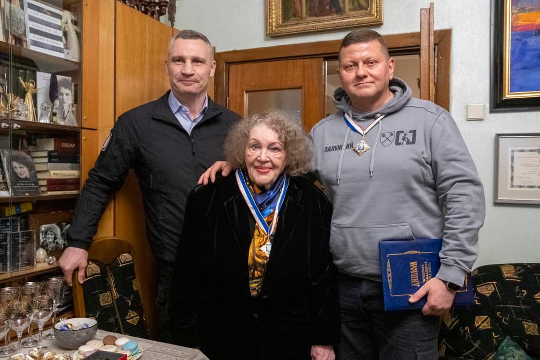 Ліна Костенко та Валерій Залужний нагороджені званням «Почесний громадянин Києва», відео