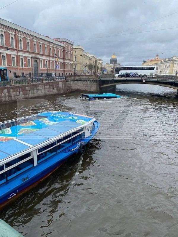 Автобус з пасажирами у Санкт-Петербурзькій річці Мойка.