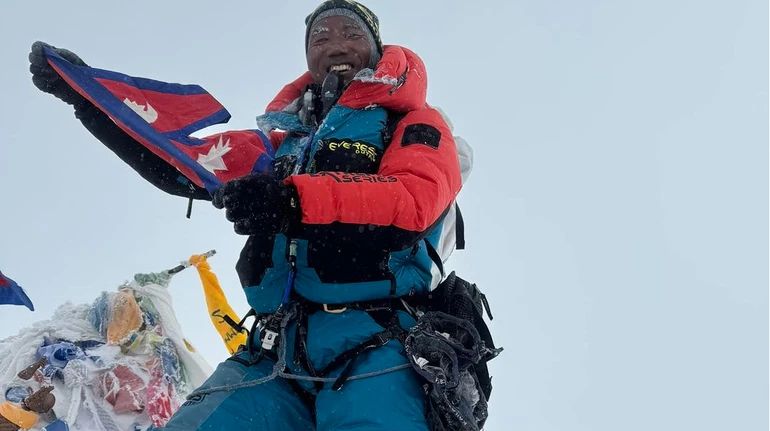 "Безпечно повернувся у базовий табір. Моя 29 вершина Евересту", написав непальський альпініст Камі Ріта Шерпа.