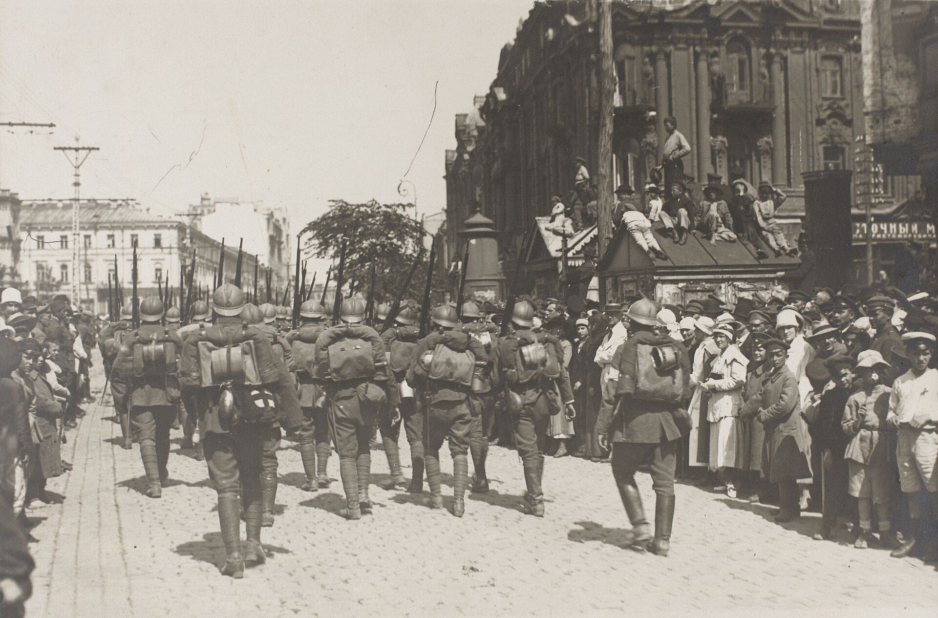 Польська піхота крокує Хрещатиком. Водночас існує припущення,  що на цьому фото зображені українські вояки з 6-ї Січової стрілецької  дивізії, що також брали участь у параді.