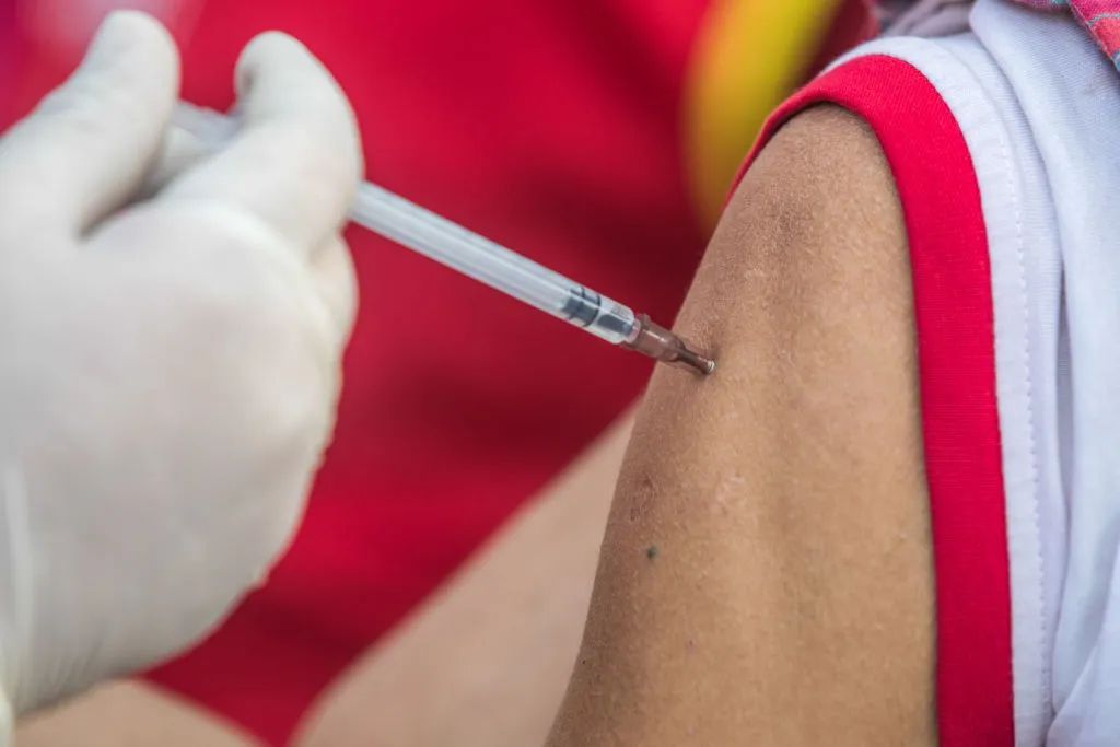 Убивча вакцина: виявлено причину смертельних тромбів пов'язаних із AstraZeneca та J&J