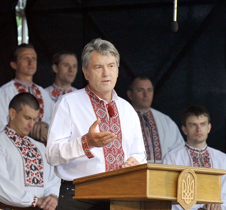 Віктор Ющенко привітав українців із Днем вишиванки.