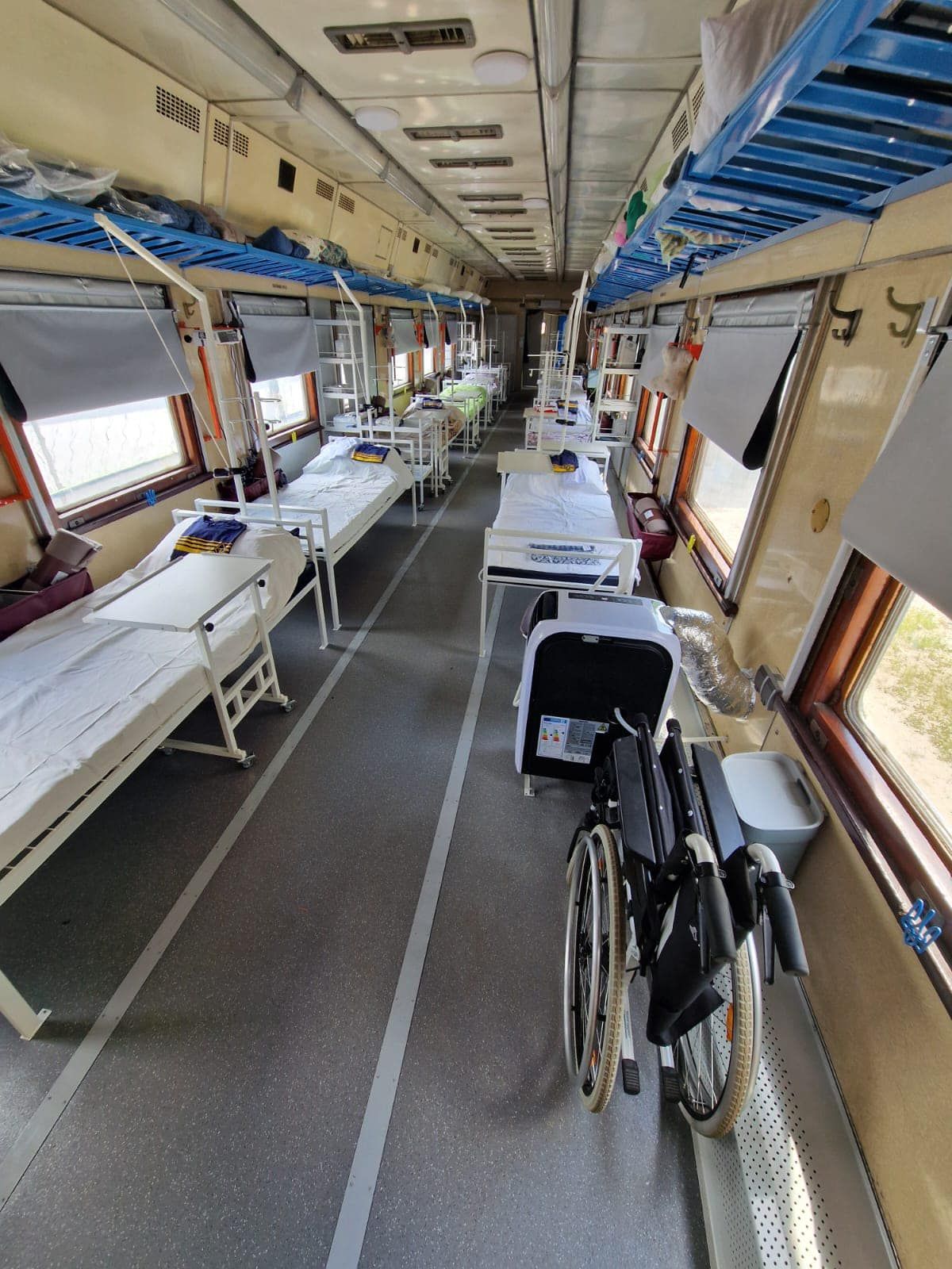 «Укрзалізниця» передала два модернізованих вагони для евакуації поранених: фото