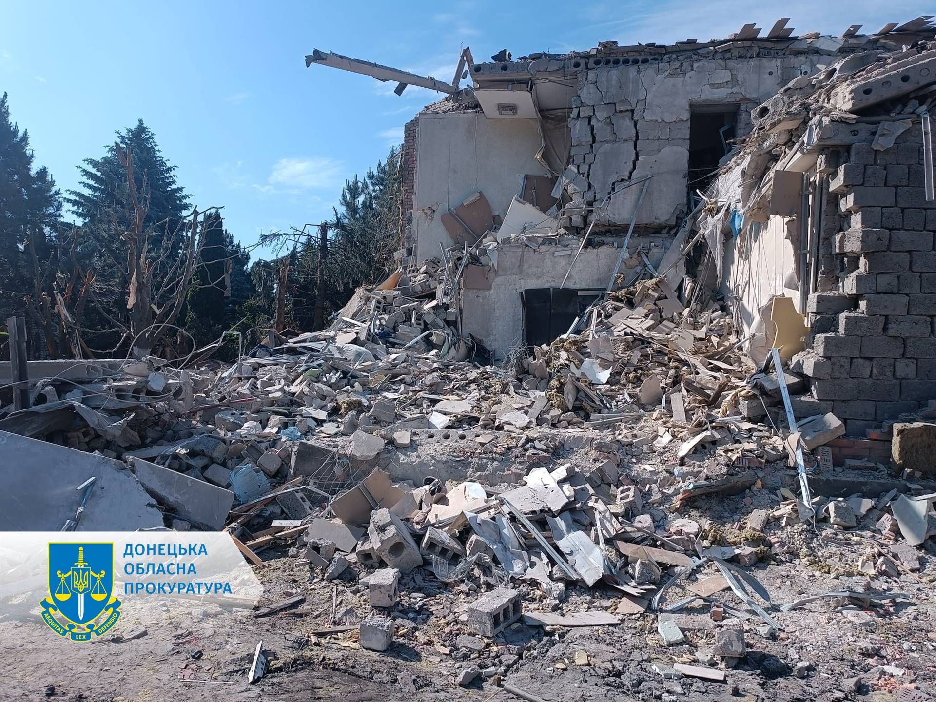 «Іскандером» рашисти  вгатили по передмістю Покровська: є загиблі та руйнування, фото